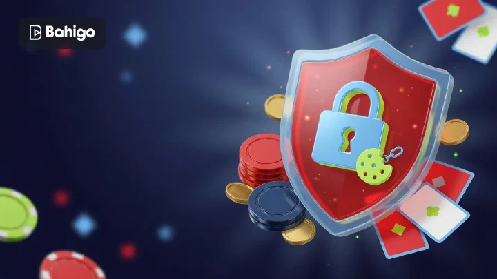 Durchsichtiges Schild mit Vorhängeschloss und Cookie-Symbol vor Spielkarten und Chips