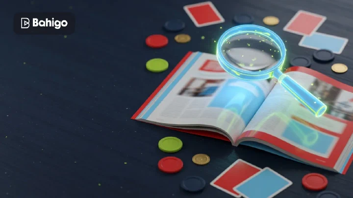 Lupe über einem aufgeschlagenen Magazin, umgeben von Spielchips und Karten auf dunklem Tisch