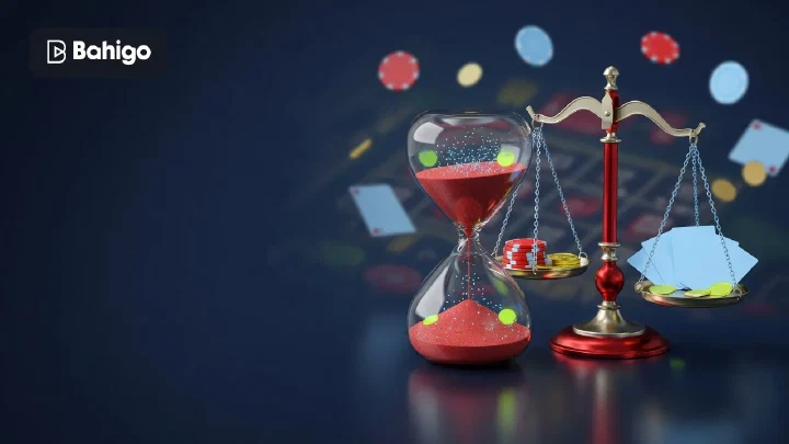 Goldene Waage mit Spielchips neben einer Sanduhr auf dunklem Hintergrund